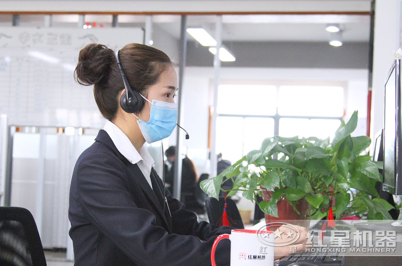 24小時(shí)客服全身心工作，用專(zhuān)注點(diǎn)亮了責(zé)任