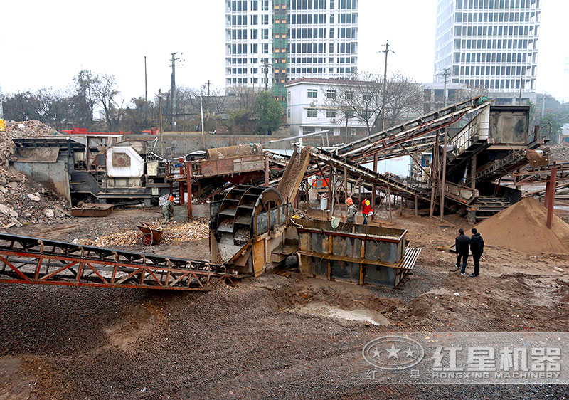 建筑垃圾制沙現(xiàn)場(chǎng)，配置車載制沙機(jī)